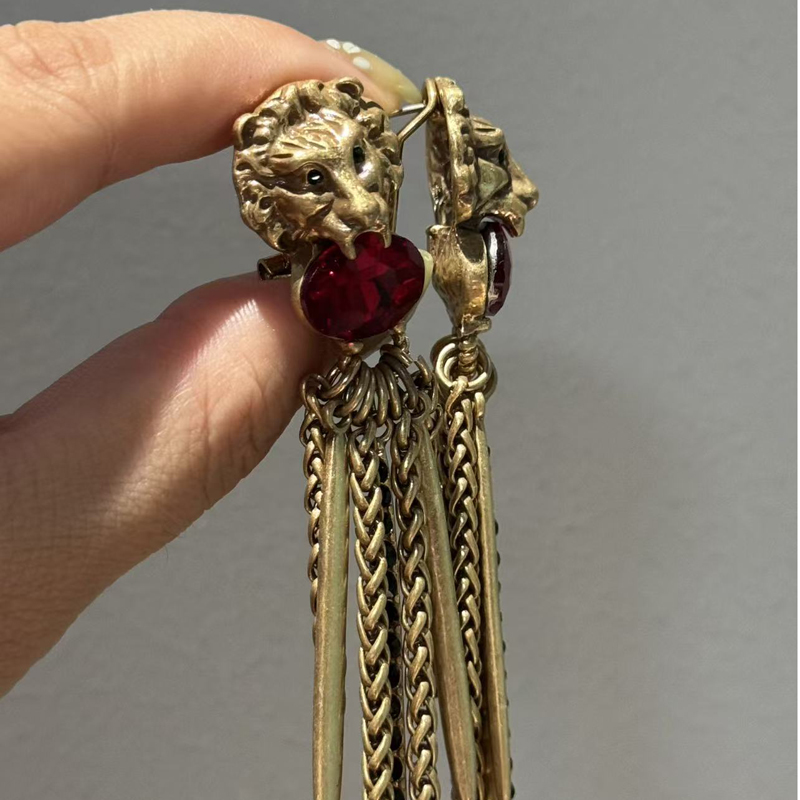 Vintage Fashion Jewelry Brands - Vintage-Ohrringe mit Löwenkopf und roten Quasten,
