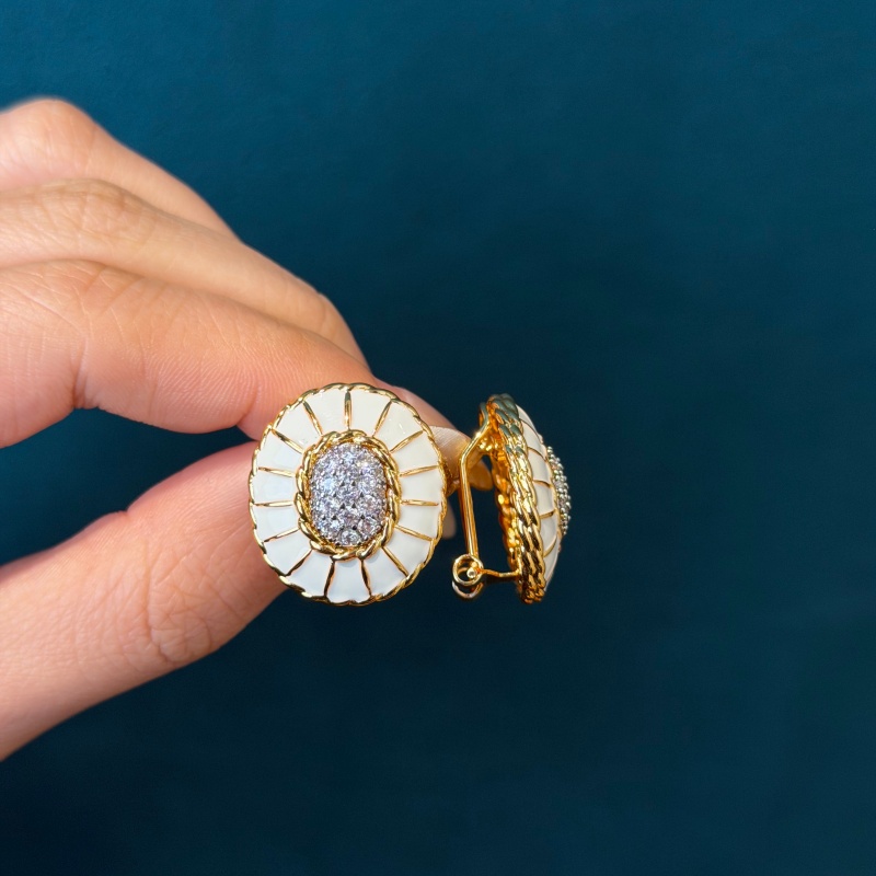 Vintage-Ohrringe aus weißer Em – Vintage Fashion Jewelry Brands Bewertung und Preis