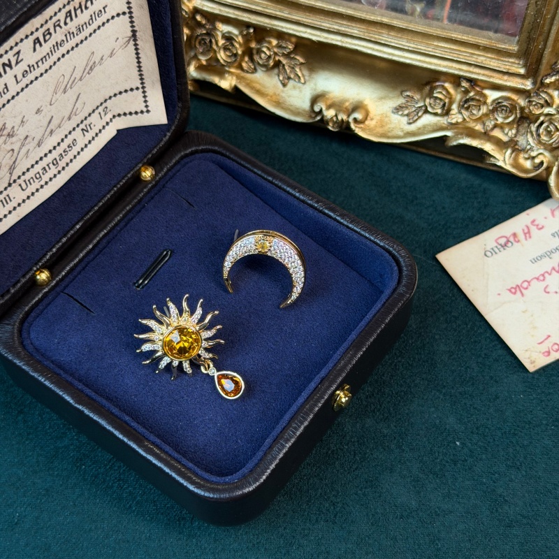 Vintage-Ohrringe mit gelbem Kr – Vintage Fashion Jewelry Brands Bewertung und Preis