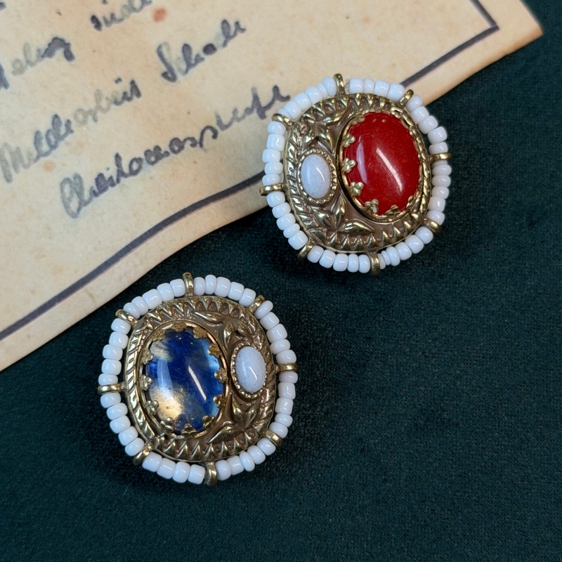 Vintage farbige weiß-rote Acha – Vintage Fashion Jewelry Brands Bewertung und Preis